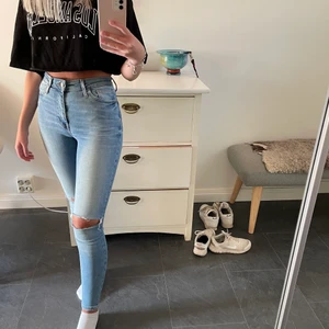 Snygga jeans från BikBok - As snygga jeans från BikBok med hål på knäna i strl XS!! Väldigt stretchiga i materialet. Jag är 165cm lång. Använda men inget som syns. (Nypris: 600kr) 💕✨ Köparen står för frakt!!!