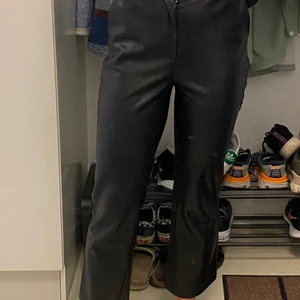 Skinnbyxa Gina Tricot - Byxor i fejkskinn från Gina Tricot. Storlek 34. De är insydda för en snyggare fit i midjan. Väldigt stretchiga.