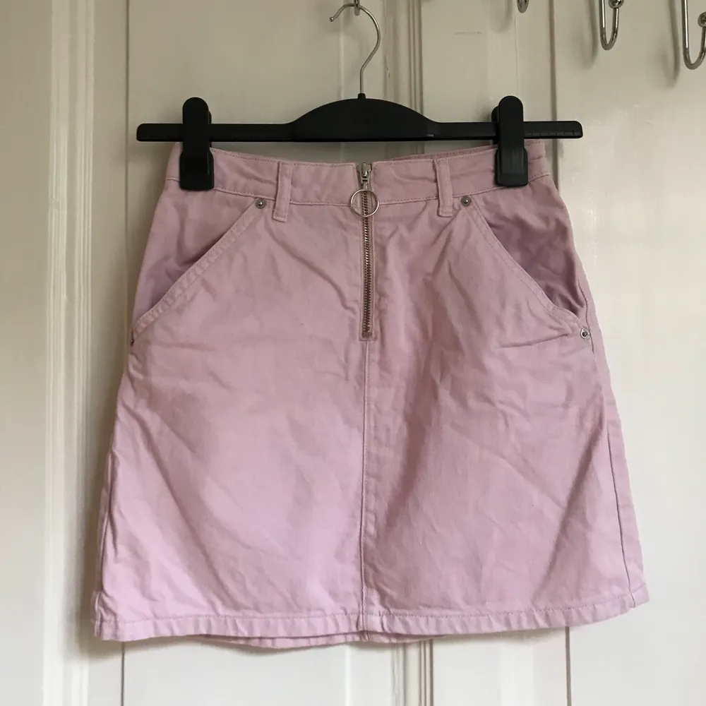 Rosa jeanskjol från Topshop. Storlek 36. 100% bomull. . Kjolar.