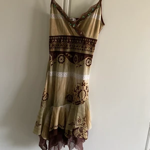 2000s klänning  - En supercool klänning i 2000-tals stil  !! Köparen står för frakten ! 