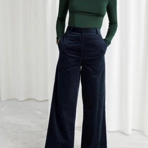 Manchester byxor - Snygga Manchester byxor från & other stories. I väldigt bra skick💓 orginalpris: 800kr. Byxorna har jättebra kvalite