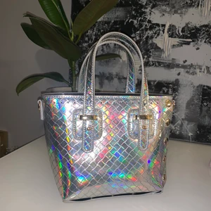 Metallic väska  - En Silver metallic mini bag från Åhléns. Väldigt cool och passar till i princip alla outfits. 