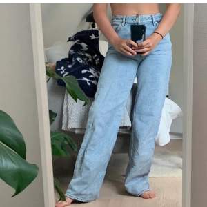 Superfina jeans från monki i Yoko-modellen som tyvärr blivit för små! Sparsamt använda, som nya! 💕 har även ett par i storlek 28!