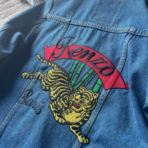 Oanvänd kenzo jeansjacka  - Oanvänd kenzo jeansjacka i str xs men sitter som en M. Köpt på thernlunds för 4200 kronor, prislappen är fortfarande kvar.