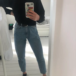JEANS - Snygga momjeans från Gina Tricot! Jag är ungefär 174 cm och de passar mig bra. Köparen står för frakten❤️