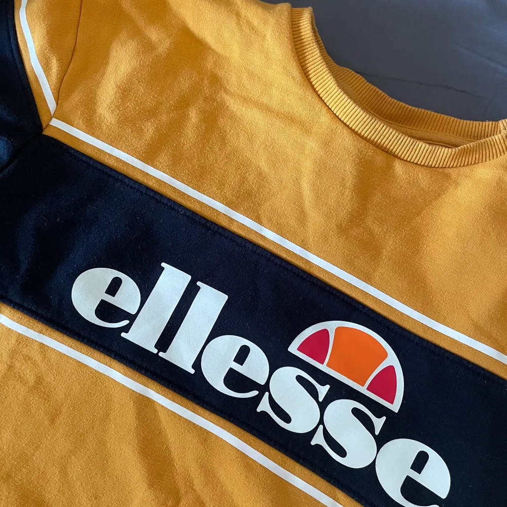 Mysig tröja från Ellesse använd fåtal gånger, så gott som ny! Passar XS-M . Tröjor & Koftor.