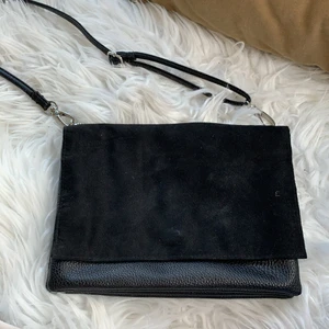 Väska - Bästa festväskan! Liten och platt axelremsväska med två fack. Använd max 3 gånger. 