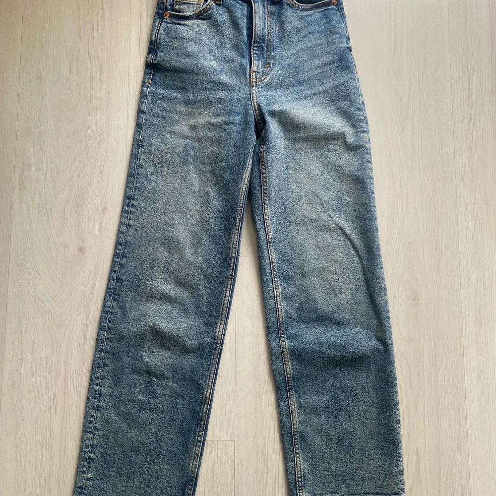 jeans från monki i storlek S. 170kr. Jeans & Byxor.