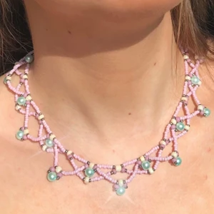 Halsband - Handgjort smycke i vitt, rosa, grönt och silver som jag gjort själv. Jättefint till sommaren, har ett spänne :)