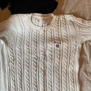 Stickad tröja från bondelid  - Fint skick, använt kanske 2 gånger pga för stor storlek men glömde lämna tillbaka den. Storleken är large men sitter mer som en medium