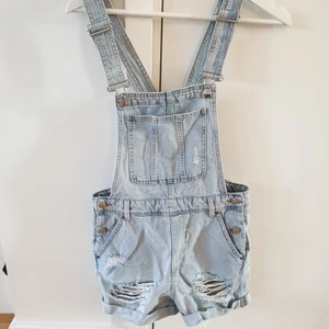 Hängselbyxor  - Sparsamt använd. 