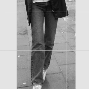 Arket jeans - Raka jeans från arket som inte längre säljs i affären. Modellen är samma som på första bilden men färgen är som på de andra två. Sista bilderna är också samma modell men man såg inte hela byxan. Storlek 25 i midjan så de är lite försmå på mig. Bra längd o jag är 172. Har ett litet hål vid ena skärphylsan, skriv privat så skickar jag fler bilder. 