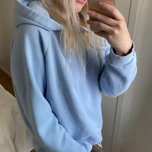 Hoodie i superfin färg 🌞 - Använd men i fint skick! 💕