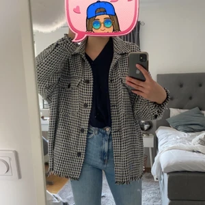 Zara stickad kappa - Jätte fin små rutig kappa/stickad jacka från zara köpt förra året. Passar as bra nu när det börjar bli varmt och verkligen jättefin till sommaren. Nypris 599kr säljer för 180kr ✨✨✨✨🪲🪲🪲 storlek s men passar även m för den är väldigt oversized. Frakt tillkommer