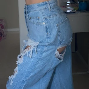 Asos x Kendell jenner  - Köpte dessa byxor förra sommaren 🌸 för 800kr på asos. De är helt slutsålda 🥳 ✨. Använde de aldrig förra sommaren då det blev för kallt när jag väl bestämde mig för att använda de. Nu är de inte riktigt min stil längre 💞 buda i kommentarerna 🤗 högsta bud 500