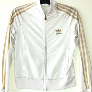 Adidas kofta  - Säljer min adidas kofta som inte längre kommer till användning🤩. Bra skick med guldiga detaljer, storlek 38😍