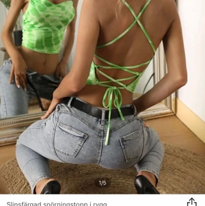 Supersnygg Shein topp! - Säljer denna super fina gröna SHEIN toppen! Knyts själv där bak och går därav att anpassa storleken. Köpt i storlek S men väljer att sälja för att jag inte tycker att den sitter fint på mig, såklart helt oanvänt☺️