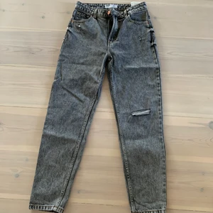 Bershka mom jeans - Gråa mom jeans från Bershka som jag tyvärr växt ur. Ett litet hål på knät. Bra skick. Köparen står för frakten🖤