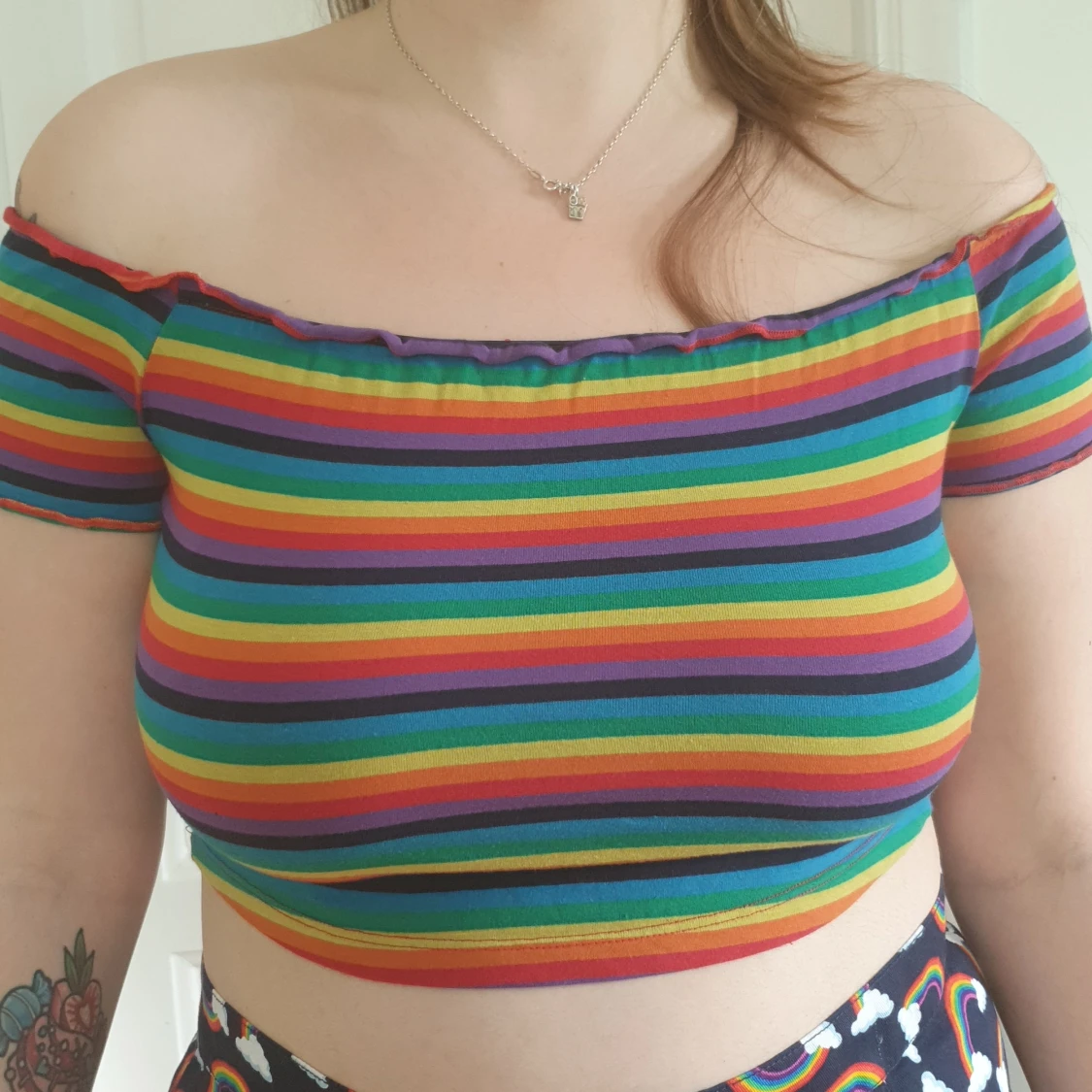 Crop Top i Regnbågens Färger Storlek M