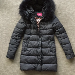 Vinte jacka  - En jacka från DIABLESS. Sitter jätte fint på kroppen. Har en stor luva. Är i jätte bra skick. Är tröt på den, därför säljer jag den. Köptes för 1 500:- säljer för 850:-. Köparen står för frakt. Skriv om du har frågor. 💞