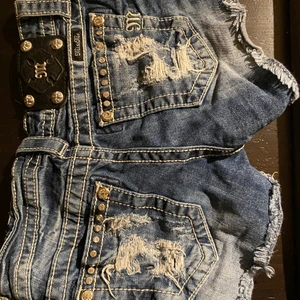 Shorts  - Snyggt shorts aldrig använts. Köparen står för frakten. 