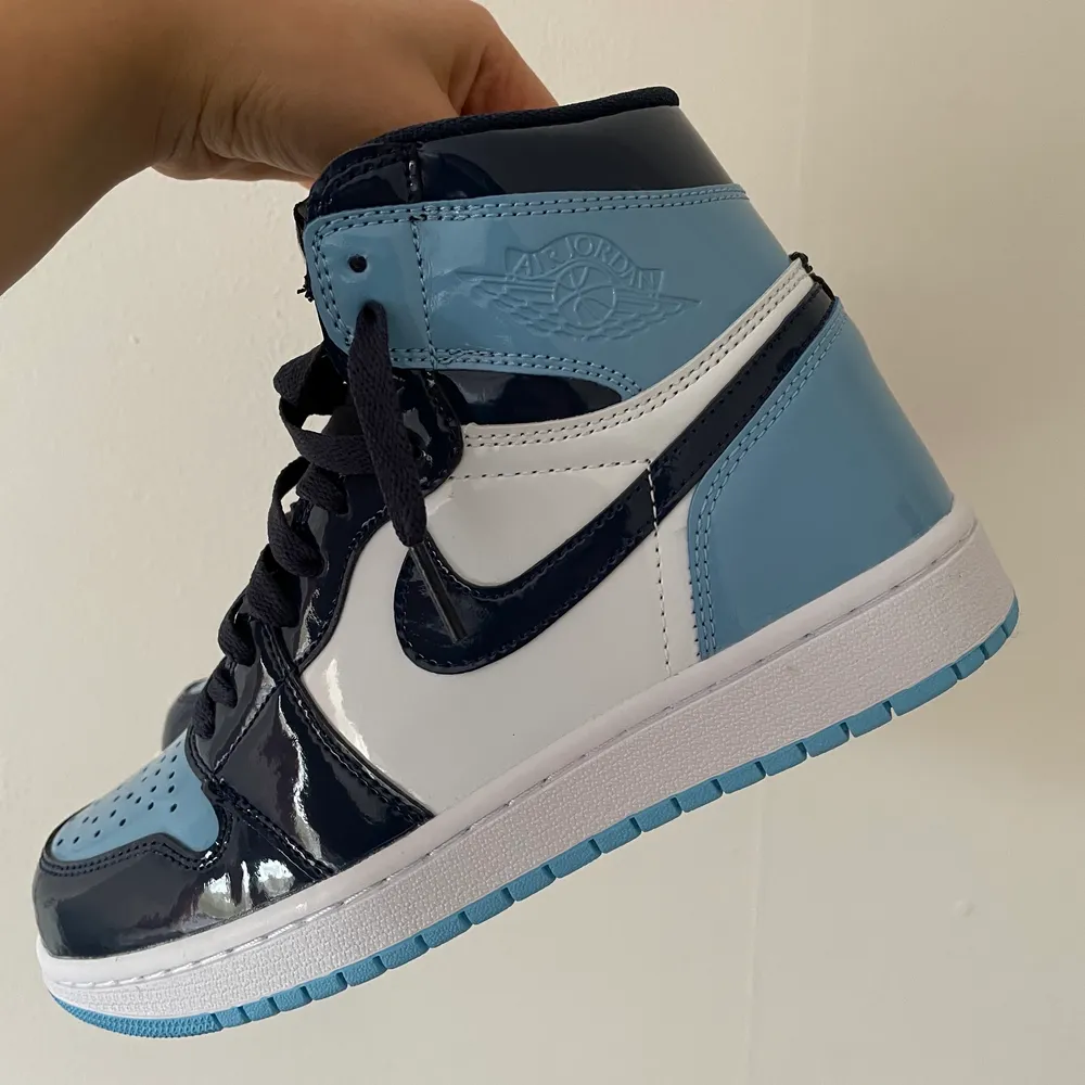 Oanvända Jordan 1 high i färgen blue chill strl 37,5. Fick som present därav inget kvitto. . Skor.