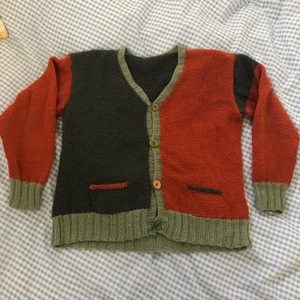 Stickad cardigan  - säljer denna unik stickad cardigan! väldigt fina färger som jag har aldrig sett stickad så har tillsammans. Köpa inte om du har långa armar eftersom det är lite kort i armarna 