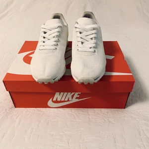 Adidas LA Trainer  - Adidas LA Trainer, Str: 43,5, Modell: Herr, Skick: använda, Nypris: 1000kr, Mitt pris: 200kr.  Kolla gärna in mina andra inlägg, Vid intresse av fler varor så fixar jag ett bra paketpris!