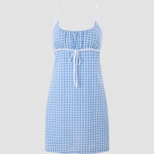 Blå klänning - Blå rutig klänning från Cider. Köpt för en månad sen men den är tyvärr för liten för mig. Säljer här istället för att skicka tillbaka. Aldrig använd och lappen sitter kvar. Köpt för 26 amerikanska dollar + fraktavgift. Frakt tillkommer.