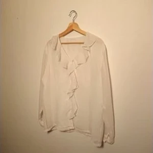 Vit blus - Vit blus. Den är använd 5 ggr. Inte alls genomskinlig och jättesnygg!