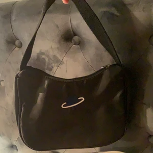 Väska - cool väska, aldrig använd och är i bra skick! Köptes för 150kr säljs för 60kr✨