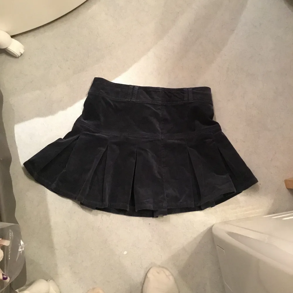 Säljer min söt sexig summer valvet kjol som är i mycket bra skick och passar 32-33-5.mycket unik och stilig.Och passar till allt.Den ār utsåld.finns fler bilder och bud i kommentarna . Kjolar.