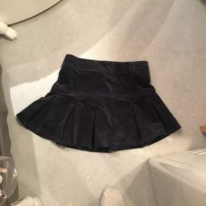 Säljer min söt sexig summer valvet kjol som är i mycket bra skick och passar 32-33-5.mycket unik och stilig.Och passar till allt.Den ār utsåld.finns fler bilder och bud i kommentarna 