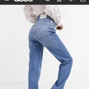 Jeans med slits  - Säljer dessa ursnygga jeans, köpta från asos med märke pull & bear. Helt oanvända, lappen är kvar. Storlek 42 men skulle säga att dom passar 38/40 då dom va ganska små i storlekarna som det står på hemsidan också, alla som köper dom går upp typ två storlekar. 250kr + frakt 