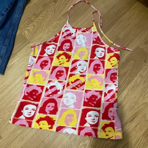 Halter top - Sjukt cool top, aldrig använd av mig personligen! Köpt secondhand :) Frakt tillkommer ✨