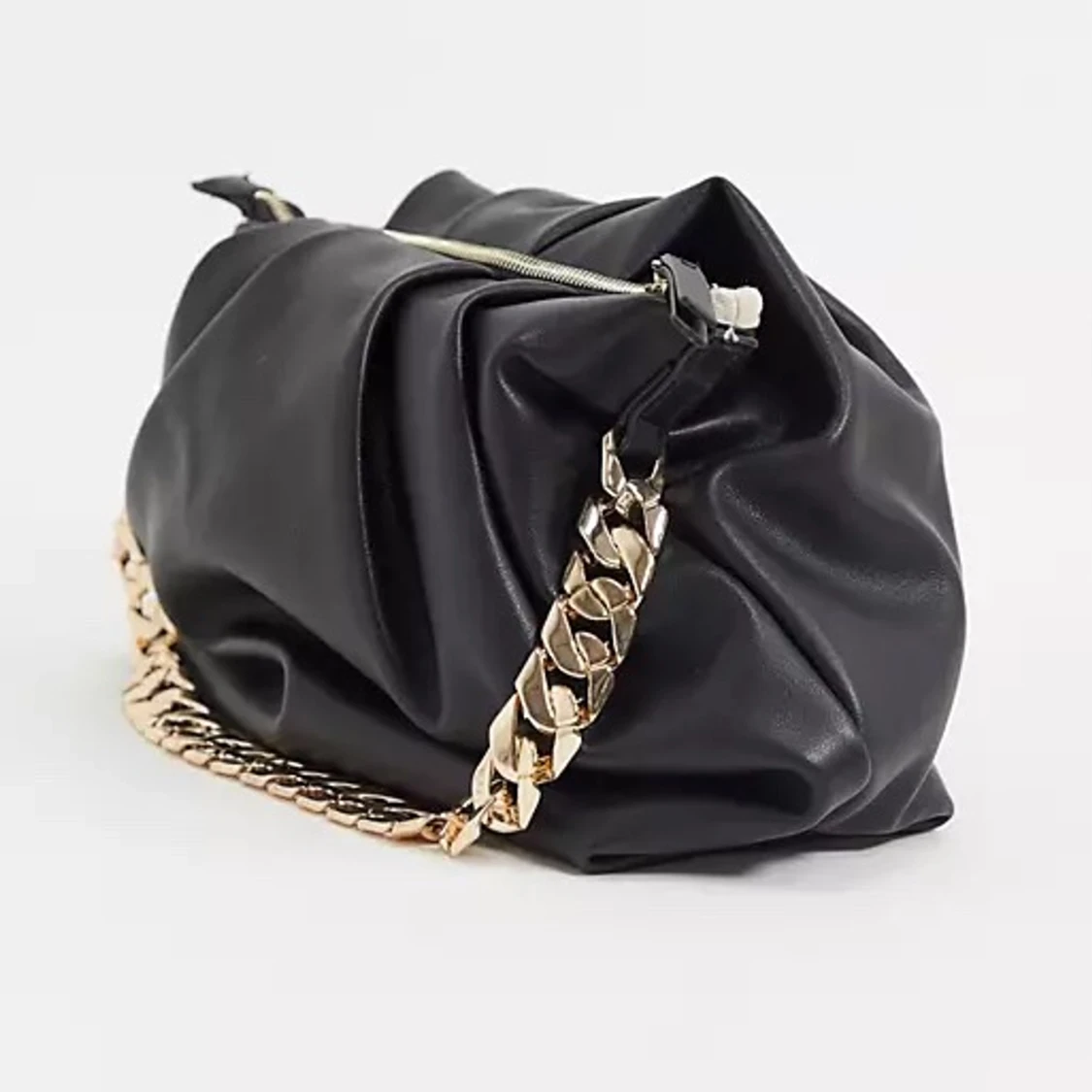 svart väska som är rynkad, med guldkedja