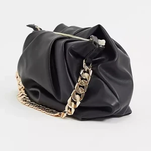 svart väska som är rynkad, med guldkedja - <3 buda