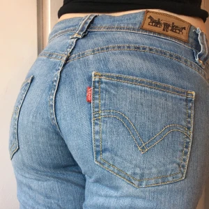 Levi’s lågmidjade bootcut jeans - Bootcut jeans som är lågmidjade. Avklippta och går till anklarna på mig som är 160. Bra skick, säljer pga gillar inte lågmidjade byxor. Köpta på secondhand.