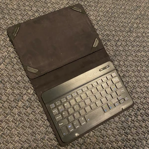 Bluetooth tangentbord  - Går att koppla upp sig till iPad/telefonen. Använd 1 gång. Storleken är som en iPad mini 