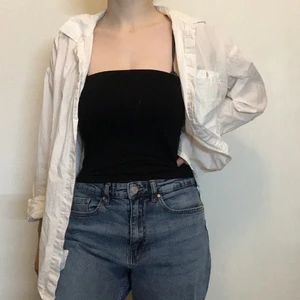 Vit skjorta  - Fin vit skjorta i storlek 42 men passar även som oversize om man har mindre storlek. Jätte fint skick! 