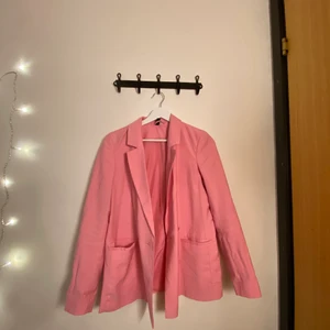 Rosa kavaj  - Endast använd en kväll. 