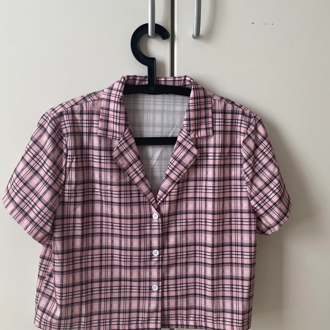 kort rosa-rutig skjorta