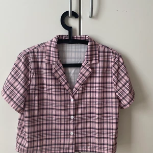 kort rosa-rutig skjorta  - storlek L, men skulle säga att den passar M och S beroende på hur du vill att den ska sitta. köpt från shein och aldrig använd. materialet är ganska tunt och passar perfekt till sommaren! 💕 pris kan diskuteras vid snabbt köp. köpare står för frakt. 💕🌈