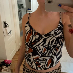 Weekday topp - Säljer denna coola topp från weekday, nästan oanvänd💕