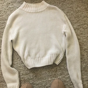 Stickad tröja - En stickad tröja i nyskick. Nypris: 300kr, säljer nu för 100kr. Den är i storlek XS men är lite oversize.