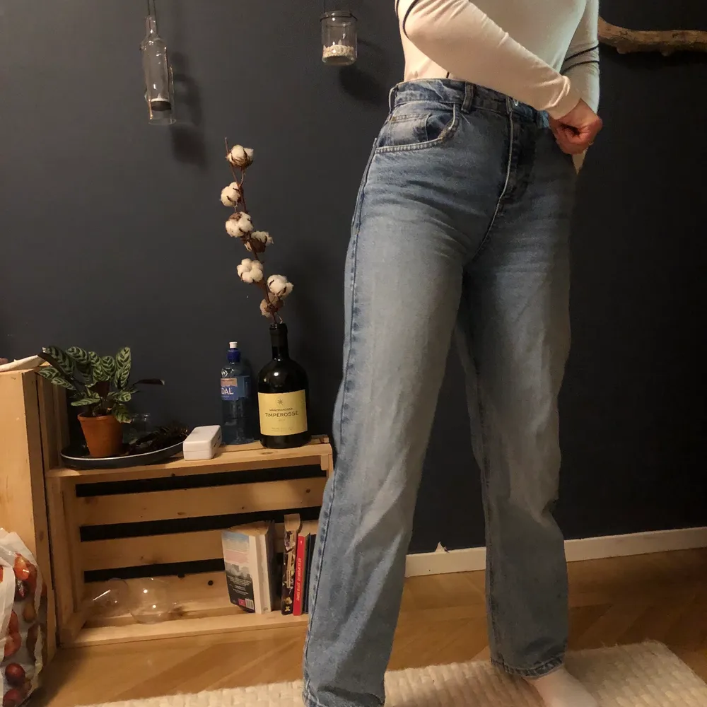 De perfekta blåa raka jeansen! Storlek 32-34 (fungerar även på mig som är en 36) väldigt lika Levis 501! . Jeans & Byxor.