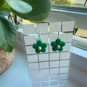 Gröna blomörhängen  - :)
