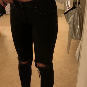 Jeans  - Säljer nu fina jeans ifrån h&m den är i storlek 36 men lite mer som 32/34. (En 36 skulle inte få på den liksom) kan mäta om det önskas ❤️ 50kr+frakt 