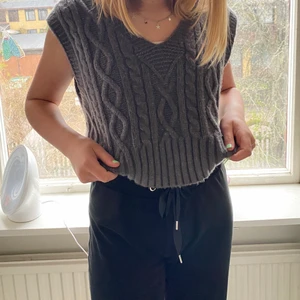 Fin väst - Fin grå väst från Zara! Bara använd få gånger så i väldigt bra skick! Storlek S men är väldigt stor så skulle passa M och kanske L beroende på hur man vill att den ska sitta! Köparen står för frakt och jag skulle kunna diskutera pris!💕