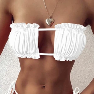 Vit bikinitopp - Råkade beställa två likadana därför säljer jag. Passar både xs,s&m eftersom man själv knyter hur hårt man vill bikinin ska sitta. 